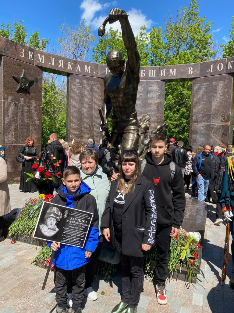 В Парке Победы на Соколовой горе г.Саратов состоялась церемония занесения  имен погибших в ходе специальной военной операции на мемориал «Землякам,  погибшим в локальных войнах» | 07.05.2024 | Вольск - БезФормата